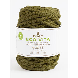 Olivegrünes, recyceltes Baumwollgarn in einem Knäuel