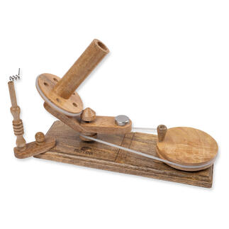 ProLana Mango Winder aus Holz mit Handkurbel.