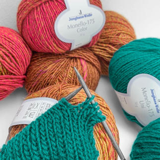 Bunte Monello-175 Garne und Prototyp eines Strickprojekts mit Nadeln