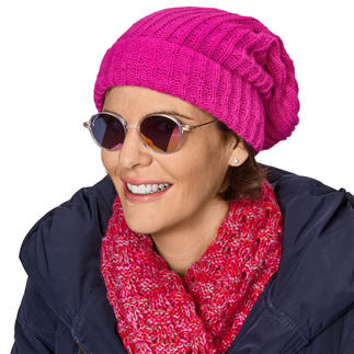 Fuchsia Mütze aus Kaschmir, kombiniert mit einer roten Strickschal.