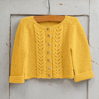 Gelbe Babyjacke aus Baby Pure Cotton hängt an einer Wand