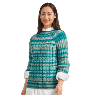 Frau trägt einen bunten Pullover aus Cassandra Print mit geometrischen Mustern.