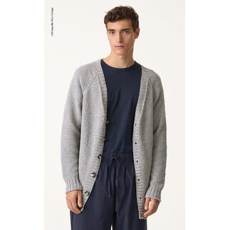 Mann in einem Herren-Cardigan aus Luxury Organic Cotton Silk dk von Rico Design, schaut in die Kamera.