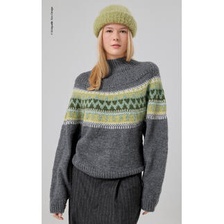 Frau in grauem Pullover mit grünem Muster, trägt einen grauen Hut.