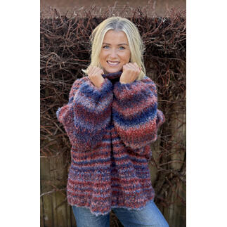 Rollkragenpullover aus Bulky Bouclé, gestreift in warmen Farbtönen.