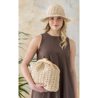 Anleitung für einen gehäkelten Hut und eine Tasche aus Eco Vita Raffia, Frau mit Hut und Tasche