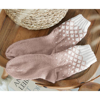Socken aus Merino-Freizeit 4-fach, zart rosa mit weißem Musterdruck.