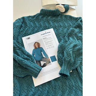 Blauer Merino-Cotton-Pullover zusammen mit Anleitung und Wolle.