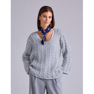 Pullover aus Alpafluffy in Hellgrau mit Zopfdesign.