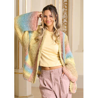 Frau in bunter Jacke mit zusätzlichem T-Shirt, Modell von Pro Lana.