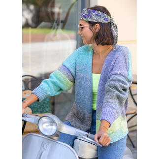 Damen-Jacke in sanften Farben, lässig am Roller, aus Pastello von Gründlund.