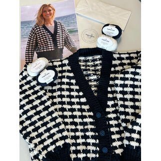 Nahaufnahme der gestreiften Jacke mit Garn und Bild auf dem Tisch.