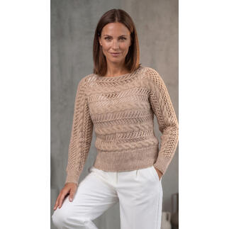 Anleitung für einen quergestrickten Pullover aus Peru in neutralem Beige.