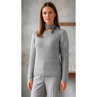 Grauer Pullover mit Lochmuster und Schleife am Hals, elegant und modern.