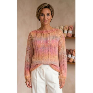 Frau trägt einen bunter, 3-fädigen Pullover aus Lotti-Colori und Aerea von Junghans-Wolle.