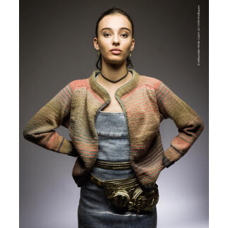 Jacke aus Gradient in Erd- und Pastelltönen, getragen von einem Modell.