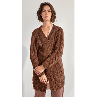 Braune Jacke aus Palazzo mit geometrischen Mustern, getragen von einer Frau.