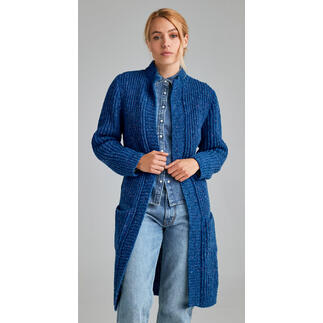 Blauer langer Mantel aus Punktino, mit Taschen und offen getragen.