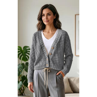 Graue Jacke aus Fenella mit dekorativem Muster, getragen von einer Frau.