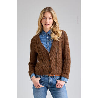 Braune Jacke aus Palazzo, getragen von einer Frau in lässiger Haltung.