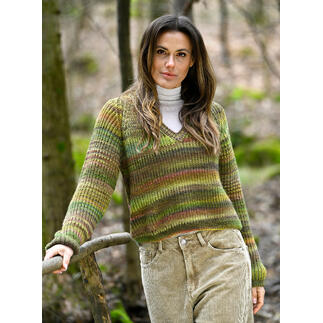 Grüner Pullover aus Linie 566 Trento, Modell steht in der Natur.