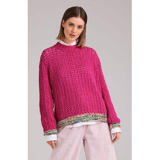Frau trägt einen Pullover aus Nuovo Merino 120 und Merino-Print in Pink.