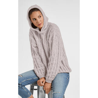 Frau in einem Pullover mit Kapuze aus Merino-Classic in hellgrau.