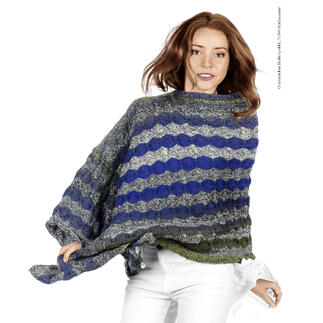Poncho aus Zauberwolle in Blau-Grün gestreift, trägt eine Frau in Bewegung.