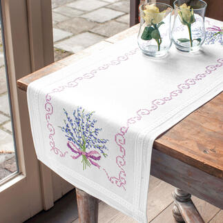 Baumwolltischwäsche in Form eines Tischläufers mit Lavendelmotiven.
