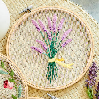 Stickbild - Lavendel Feinste Stickmotive auf zarten Tüll. 