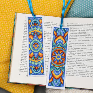 Zwei Lesezeichen im Set, auf einem offenen Buch platziert.