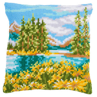Kreuzstichkissen mit einer bunten Berglandschaft und einem See.