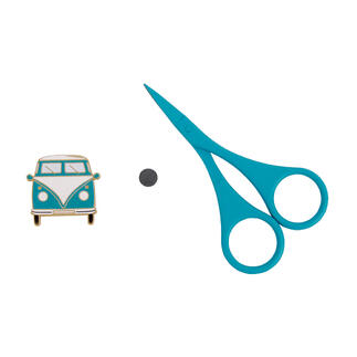 Türauto-Anstecker und grüne Schere in Reiseverpackung.