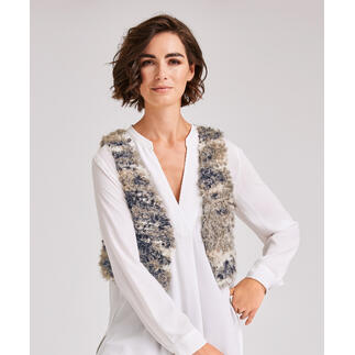 Weste aus Bo. in grau-beige, modisch getragen von einer Frau in blauer Bluse.