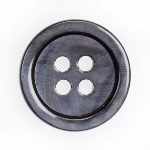 Klassischer Perlmuttknopf in Schwarz mit vier Löchern.