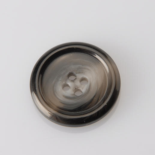 Grauer Knopf, Ø 25 mm, flacher Knopf mit vier Löchern.