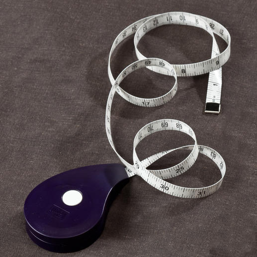 Prym-Ergonomics Roll-Maßband auf einem Tisch.