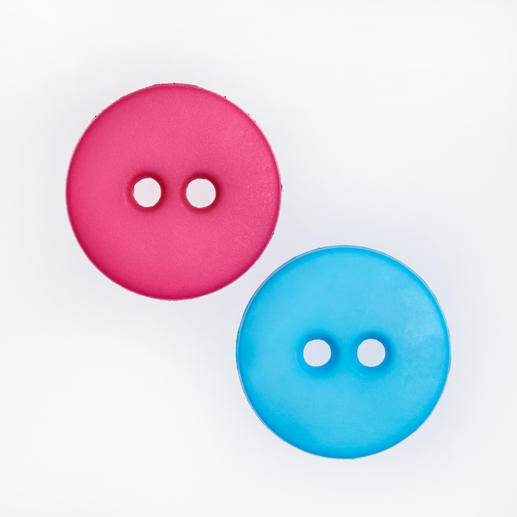 Zwei Modeknöpfe, einer in Pink und einer in Blau, 13 mm, aus Kunststoff.
