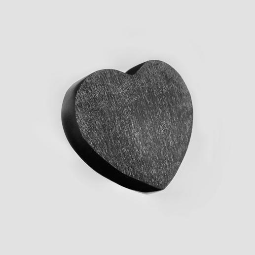 Jim Knopf Herzknopf, schwarzer Herzknopf auf grauem Hintergrund.