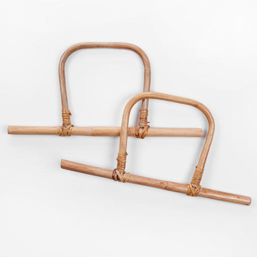 Zwei Bambus-Taschengriffe auf weißem Hintergrund.
