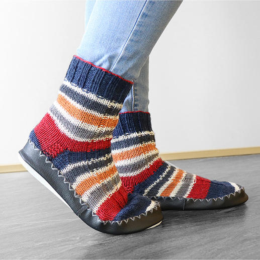 Hüttenschuhsohlen mit Einlage aus Lammwolle, getragen über bunten Socken