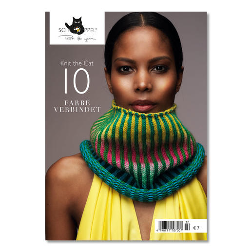 Heft Knit the Cat 10 mit buntem Kragen und Model.