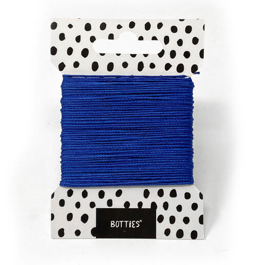 Nullrundengarn 'Botties' in blauer Farbe auf einer Verpackung.