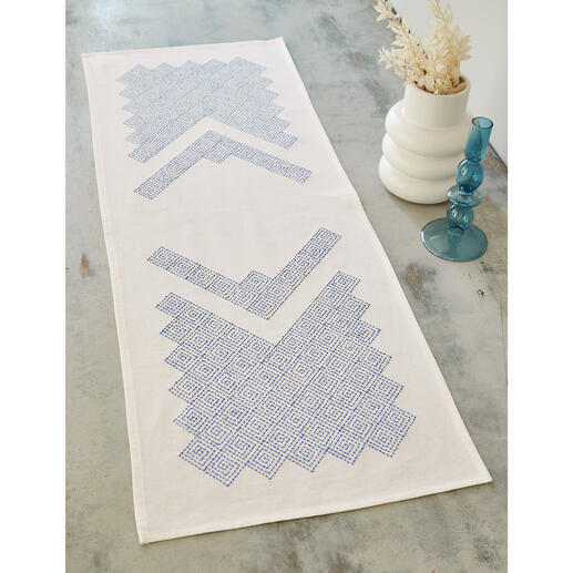 Cremefarbener Tischläufer mit Sashiko-Stickerei in Blau.