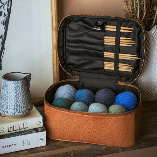 Muud Ledertasche Shadow geöffnet mit Wolle und Stricknadeln