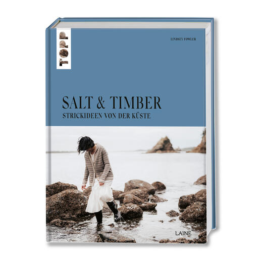 Buchcover über Salt & Timber mit einem Modell in einer Strickjacke an der Küste.