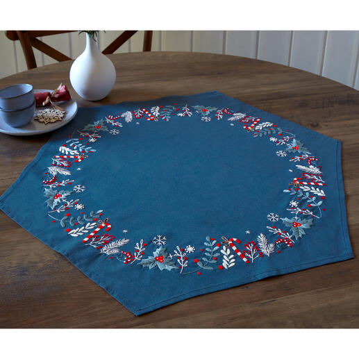 Hexagonale Tischdecke in Blau mit rot-weißer Winterbordüre.