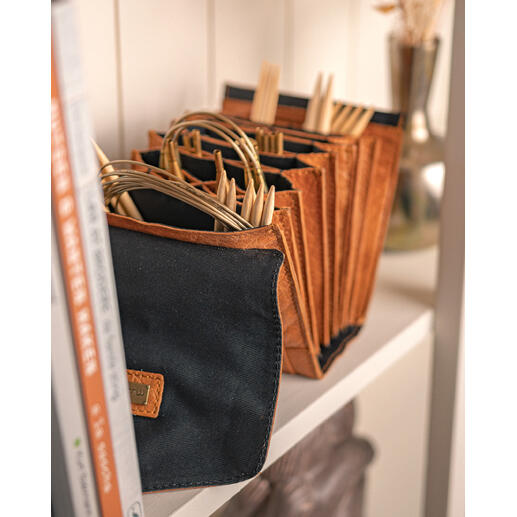 Muud Etui Betina in Whisky-Farbe, gefüllt mit Häkel- und Strickwerkzeugen auf einem Regal.