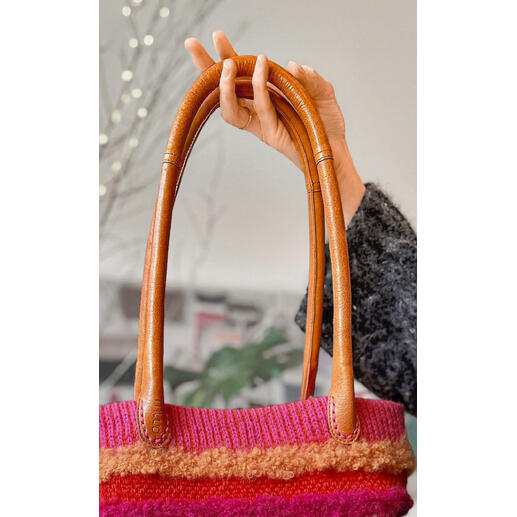 Taschengriff Bibi in Whisky-Farbe, gehalten von einer Hand, zeigt das Material und die Details.