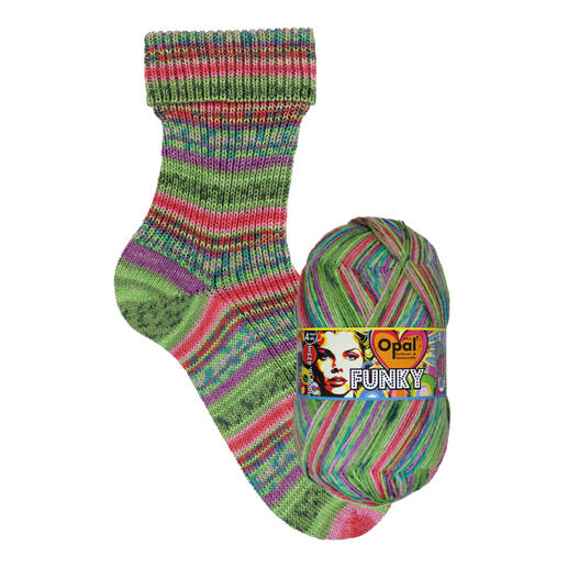 Grüne Socke in Rippstrick, zusammen mit dem Opal Funky 4-fach Garn.